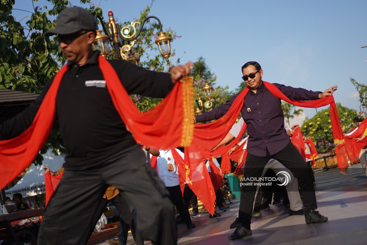 Foto 4 dari 12: Madiun Menari Milik Warga Kota, Plt Wali Kota Ajak Masyarakat Saksikan dan Menari Bersama