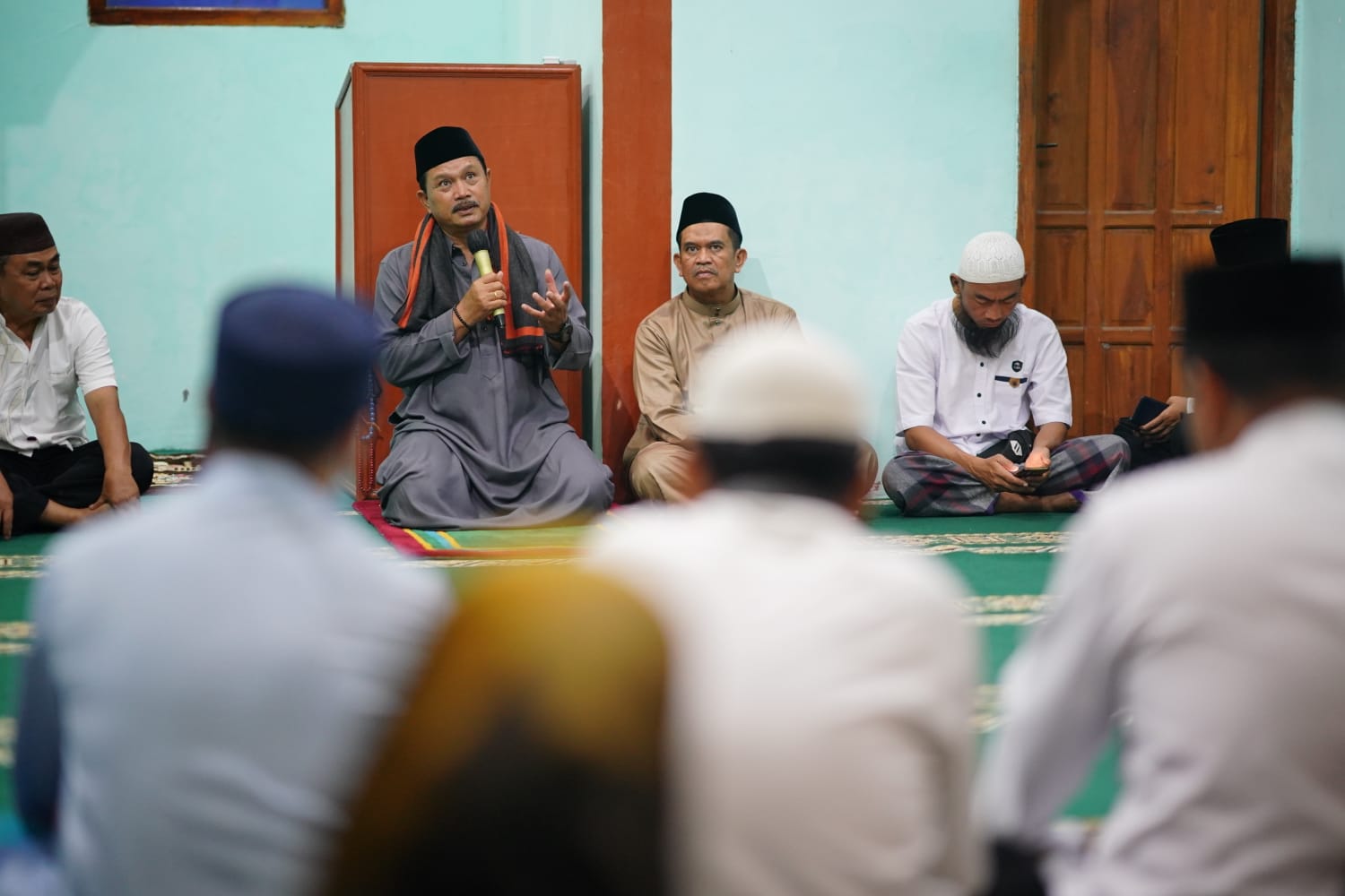 Foto 8 dari 10: Salat Isya di Musala Ar-Rahman, Wali Kota Juga Serap Berbagai Usulan