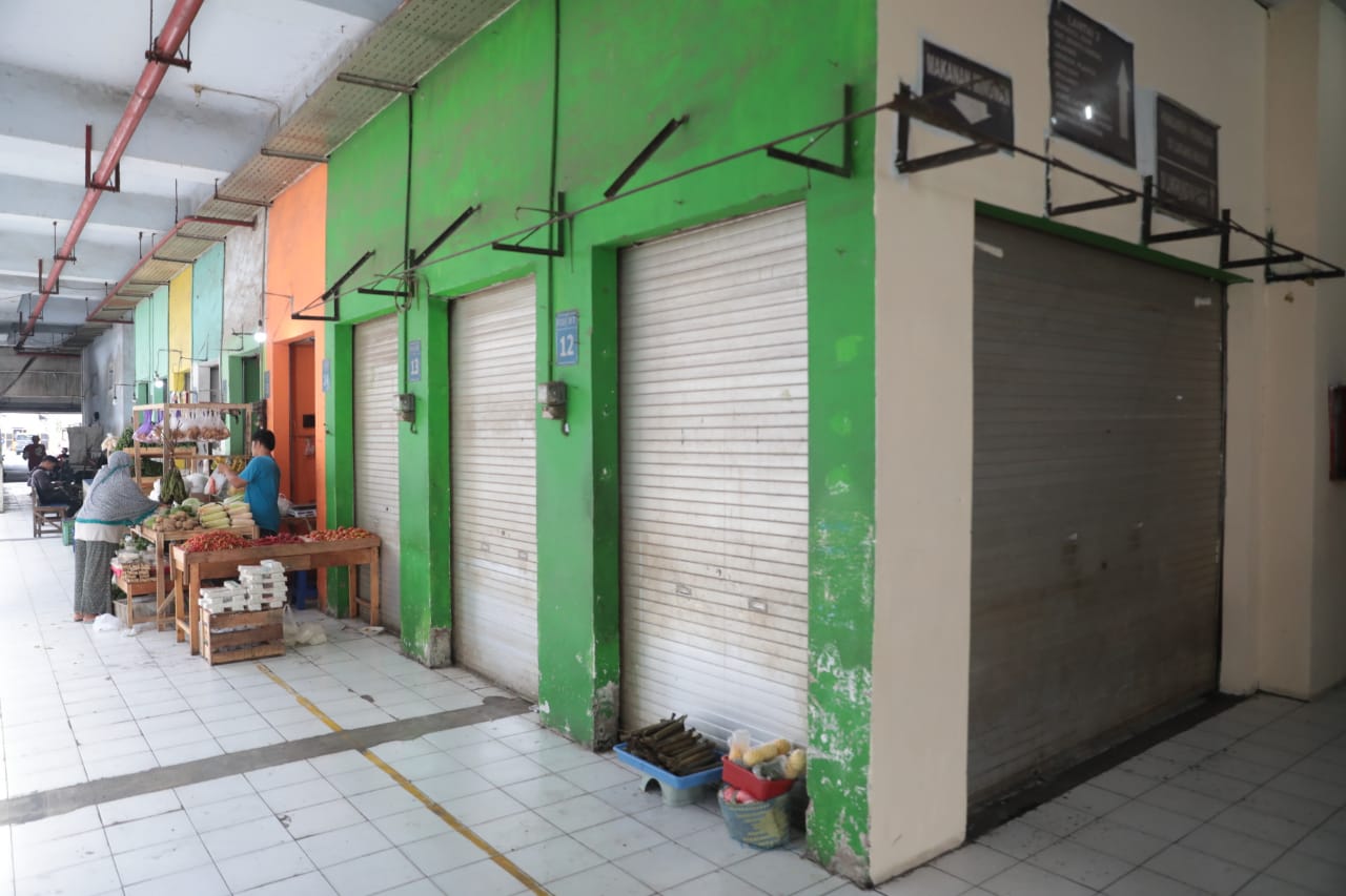 Foto 5 dari 7: Jawab Keluhan Pedagang Pasar Tradisional, Wali Kota Beri Diskon Sewa Kios 60 Persen Tahun Ini
