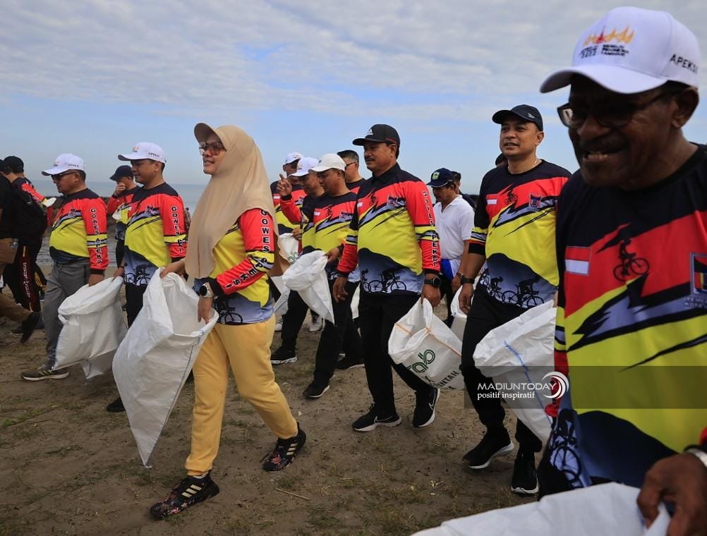 Bawa Karung Goni, Wali Kota Sisir Pantai Padang Punguti Sampah