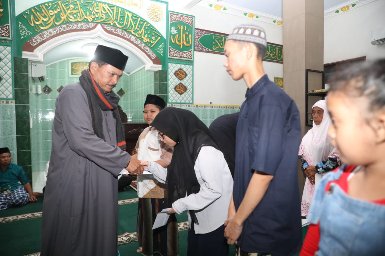Foto 5 dari 11: Safari Ramadan Salat Tarawih di Masjid Baiturrahman, Wali Kota Juga Resmikan Masjid Tempat Kegiatan