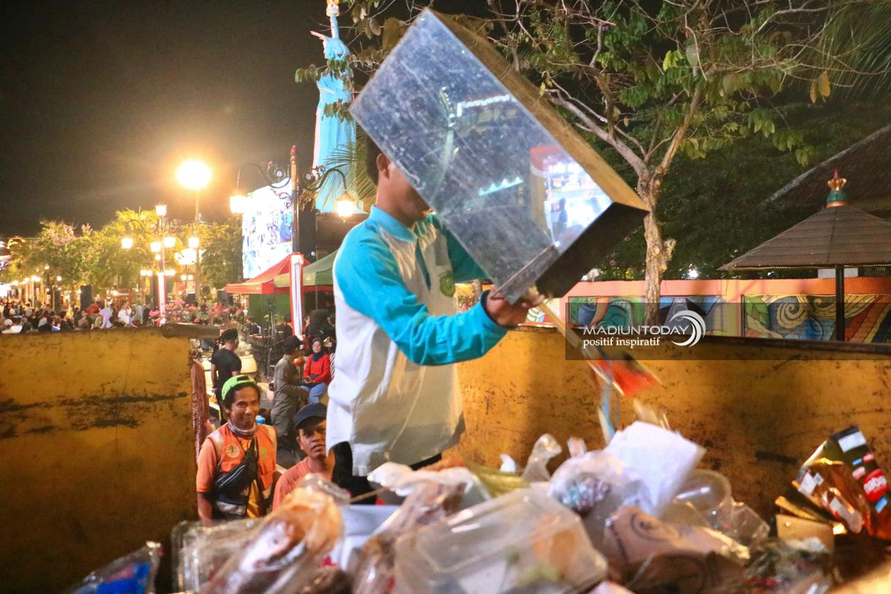 Foto 3 dari 15: Euforia Madiun Menari Berakhir, Petugas Kebersihan Pastikan Jalan Pahlawan Kembali Bersih