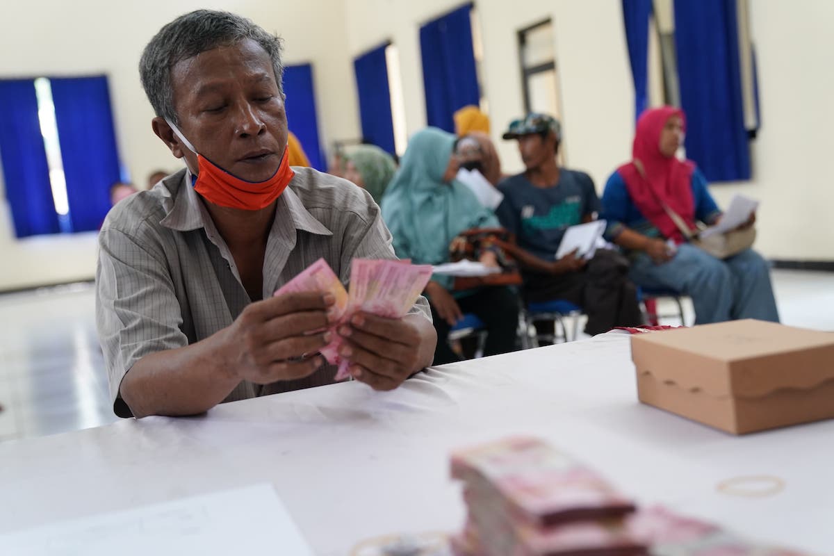 Foto 2 dari 9: 2.800 Warga di Kota Madiun Terima BLTD Tahap 3