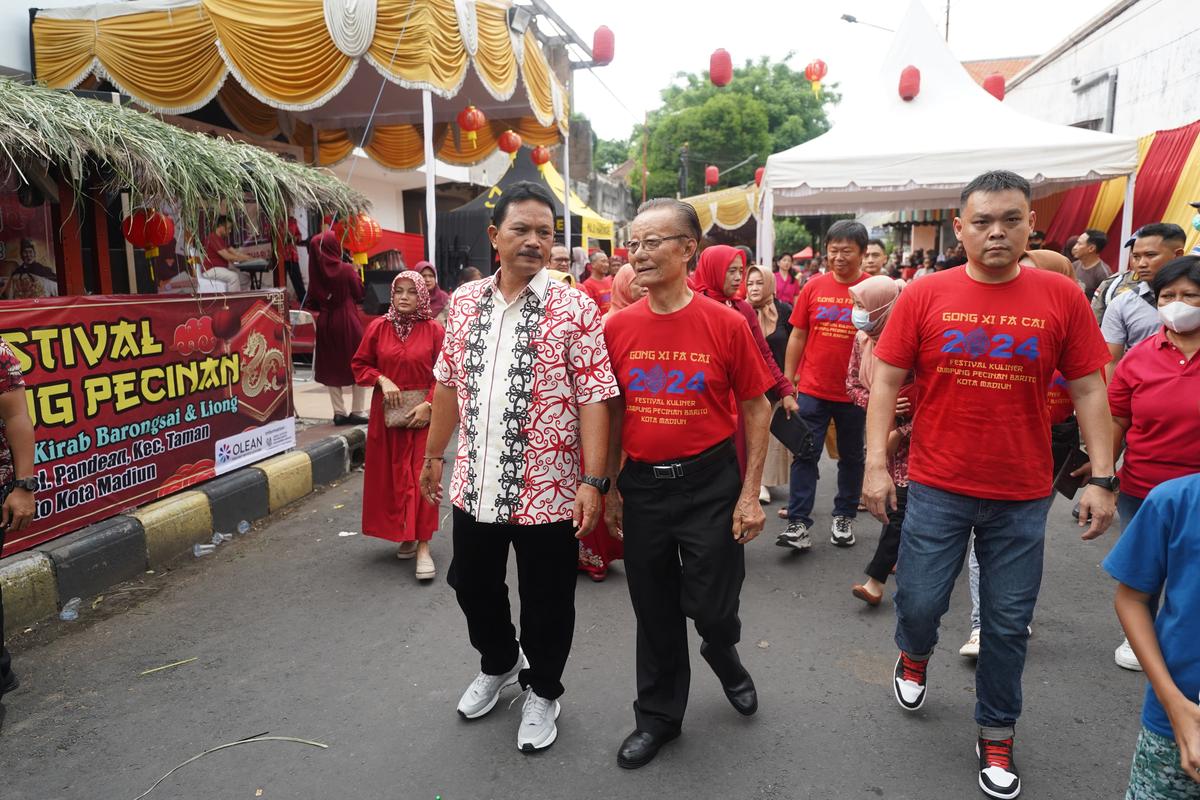 Foto 3 dari 9: Buka Bazar Imlek, Wali Kota: Jajanan Apapun Ada dan Harganya Murah