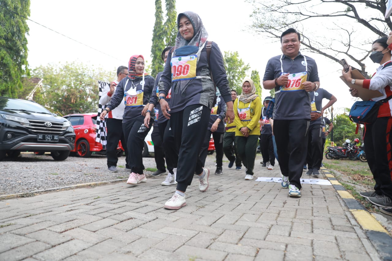 Foto 10 dari 10: Pegawai BUMD Lakukan Tes Kebugaran, Wali Kota Sebut Pelayanan Hanya Bisa Optimal Kalau Pegawai Sehat