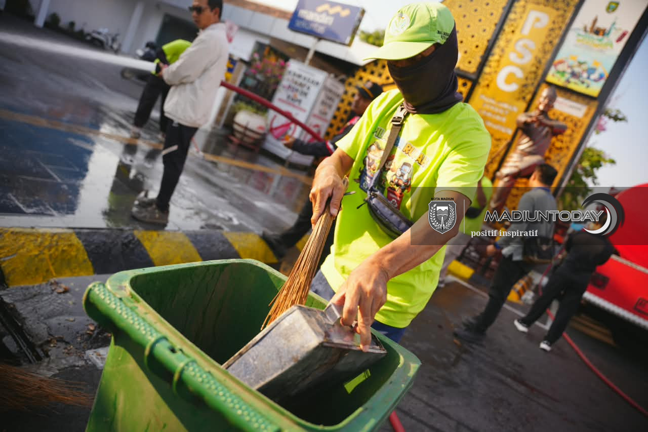 Foto 9 dari 14: Tak Sekadar Imbauan, Plt Wali Kota Turun Langsung Bersihkan Kawasan Pahlawan
