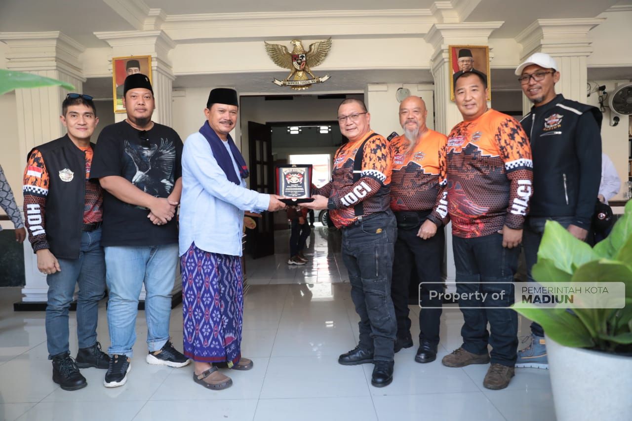 Foto 1 dari 12: Touring Jakarta-Atambua, Komunitas HDCI Mampir Kota Madiun dan Bagi Santunan untuk Veteran
