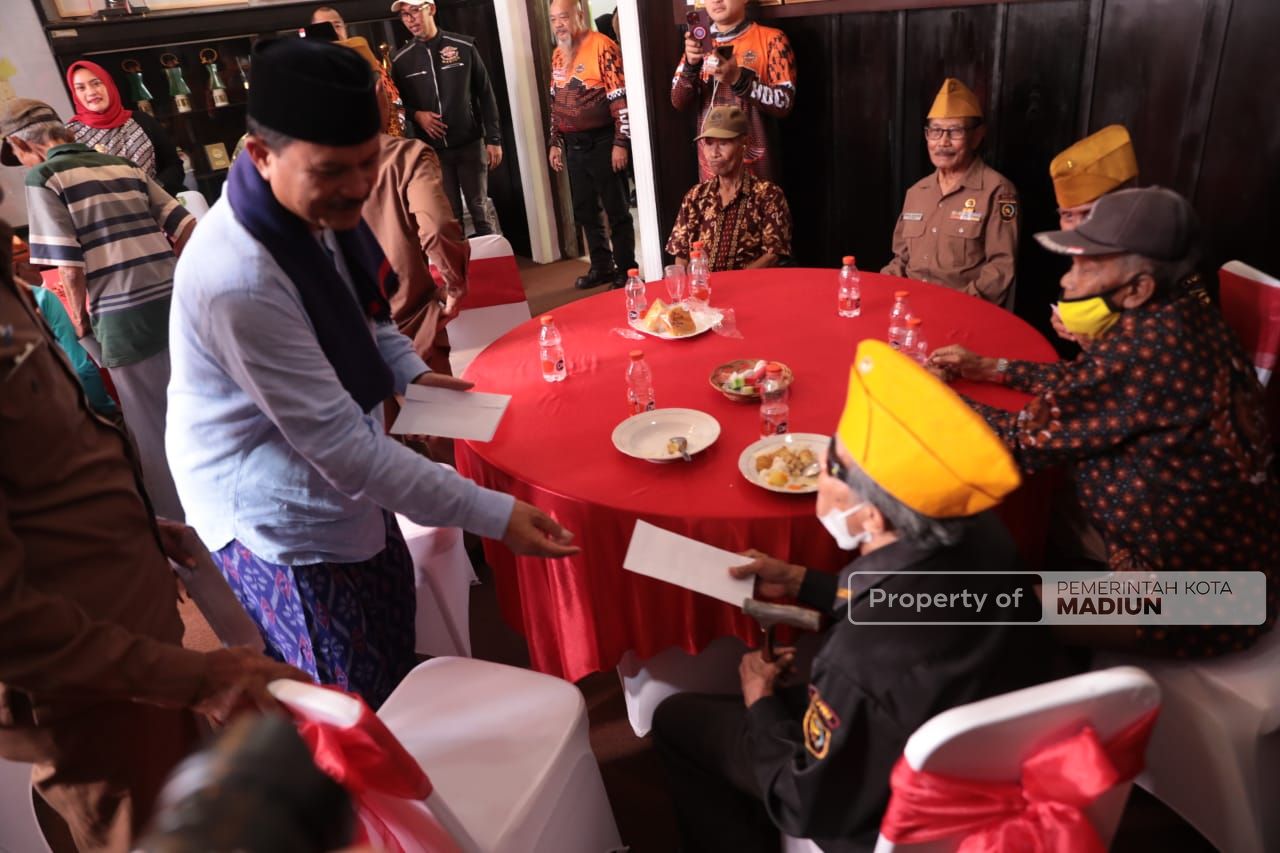 Foto 2 dari 12: Touring Jakarta-Atambua, Komunitas HDCI Mampir Kota Madiun dan Bagi Santunan untuk Veteran