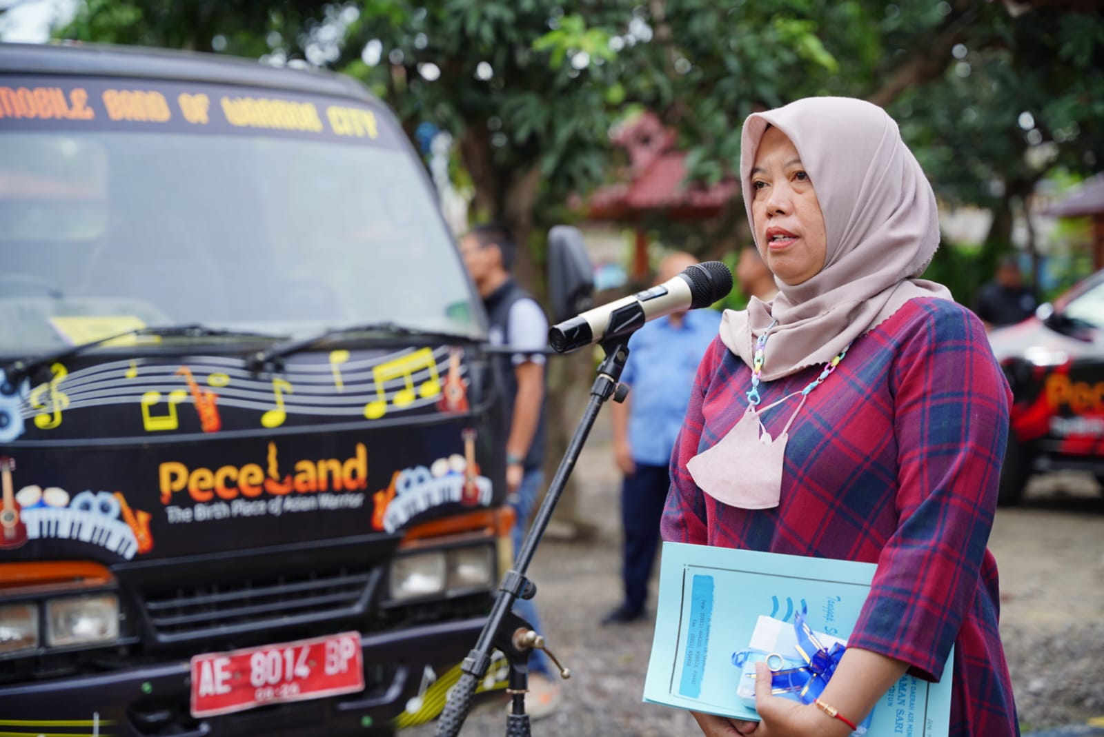 Foto 7 dari 9: Serahkan SK Pensiun Kepada Pegawai PDAM, Wali Kota Pesan Pensiunan Tetap Produktif