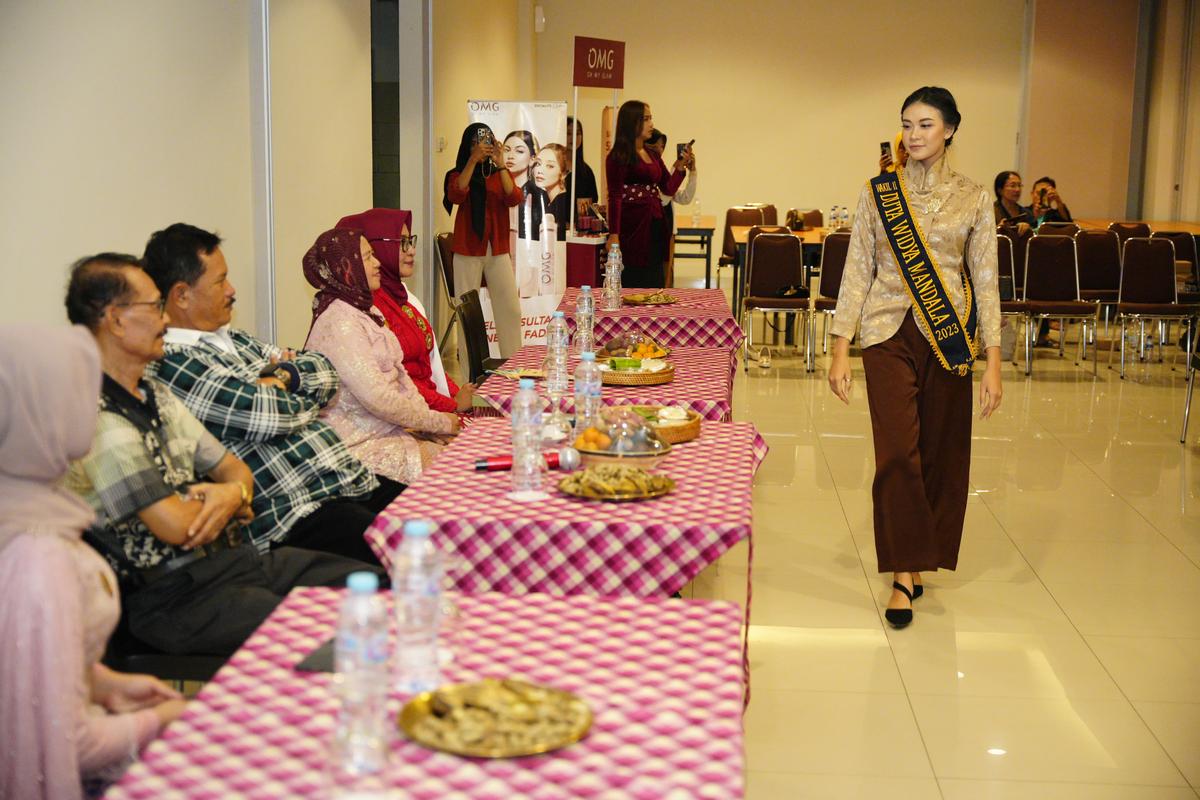 Foto 1 dari 8: Hadiri Fashion Show Kebaya, Wali Kota Ingin Pecahkan Rekor MURI di Hari Kartini Nanti