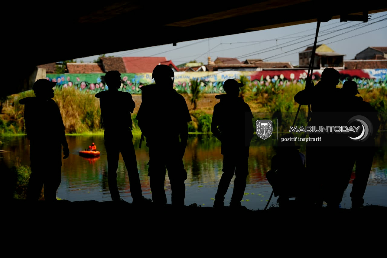 Foto 6 dari 19: Mendayungpun Ada Aturannya, Serunya Pelatihan Water Rescue di Kali Bantaran