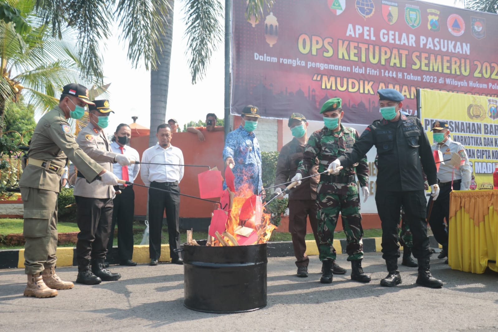 Foto 7 dari 10: Jaga Kondusifitas Lebaran, Polisi Musnahkan Miras Hingga Knalpot Brong Hasil Sitaan Selama Sepekan