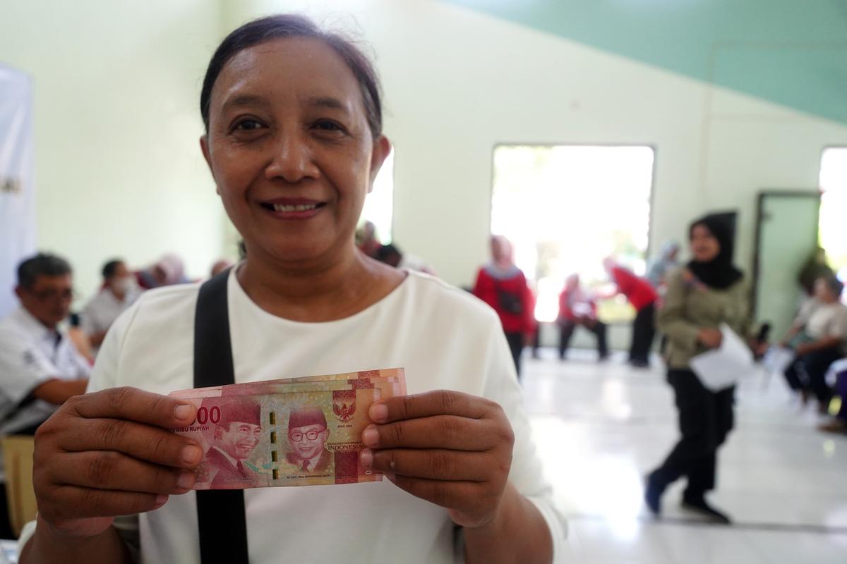 Foto 18 dari 19: Dinsos PPPA Kembali Salurkan BLT Daerah dan DBHCHT, Ada 3.353 Penerima