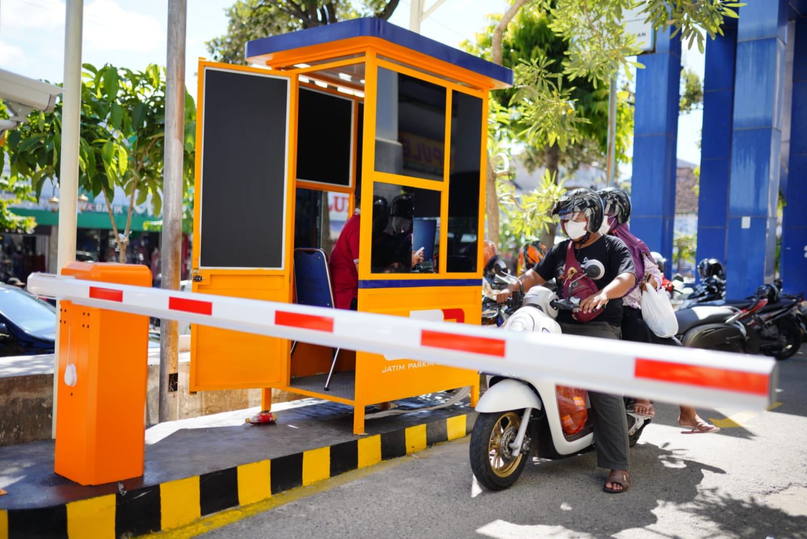 Foto 1 dari 2: Masa Uji Coba Selesai, Parkir Sistem Portal di PBM Mulai Dikenakan Tarif
