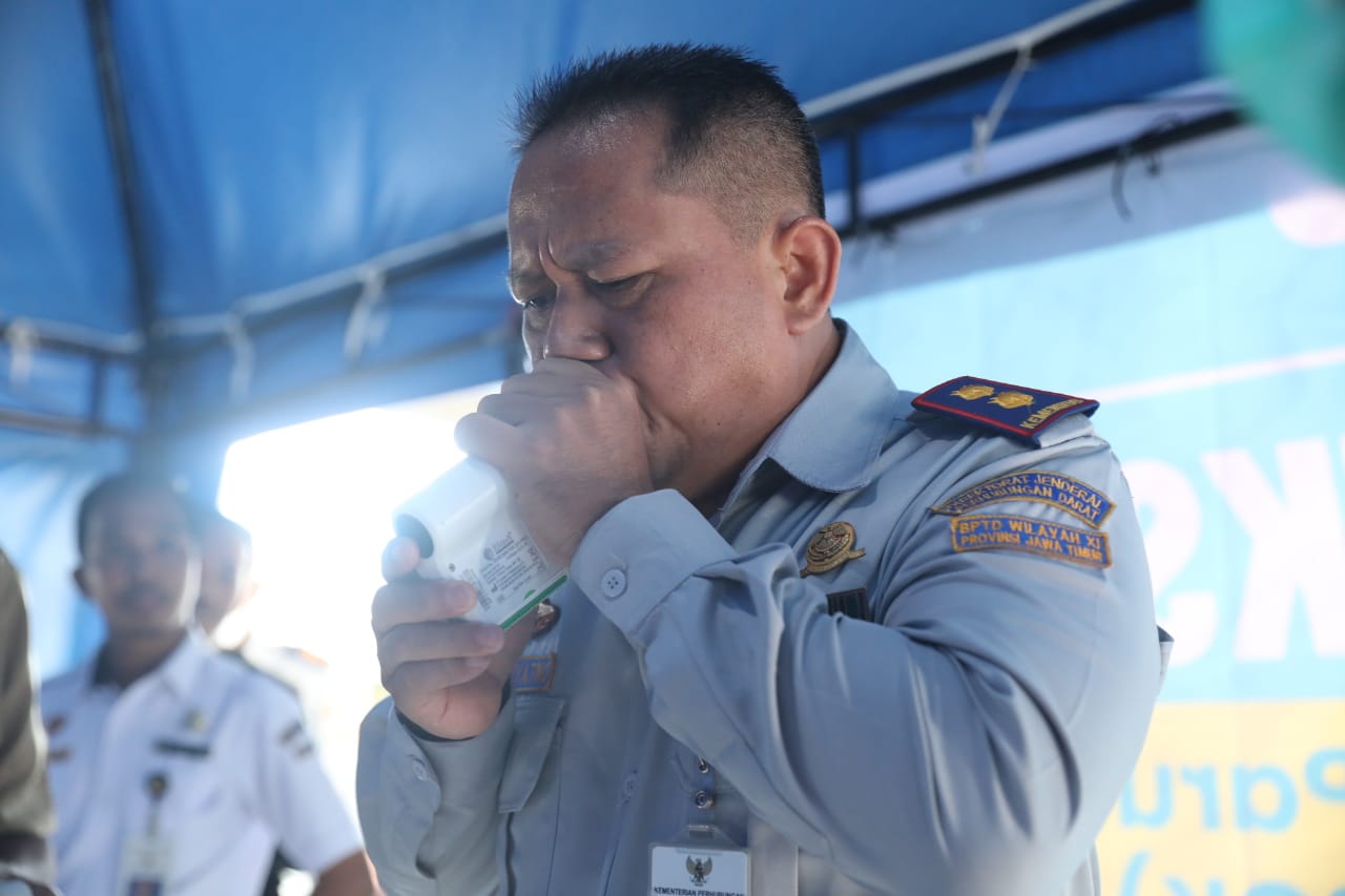 Foto 3 dari 10: Pantau Pemeriksaan Penyakit Paru Obstruksi Kronik Dinkes PPKB Di Terminal, Kemenkes Imbau Masyarakat Jauhi Asap Rokok
