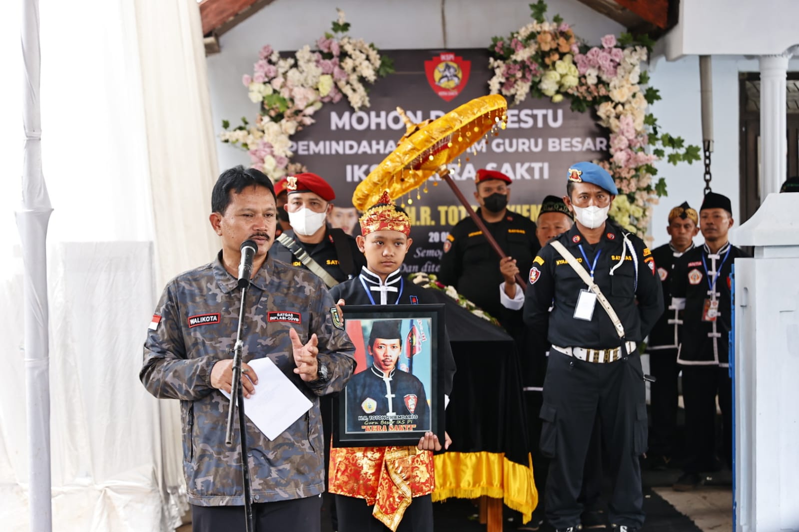 Foto 1 dari 5: Jadi Perwakilan Keluarga, Wali Kota Pimpin Prosesi Pemindahan Makam Pendiri IKSPI Kera Sakti