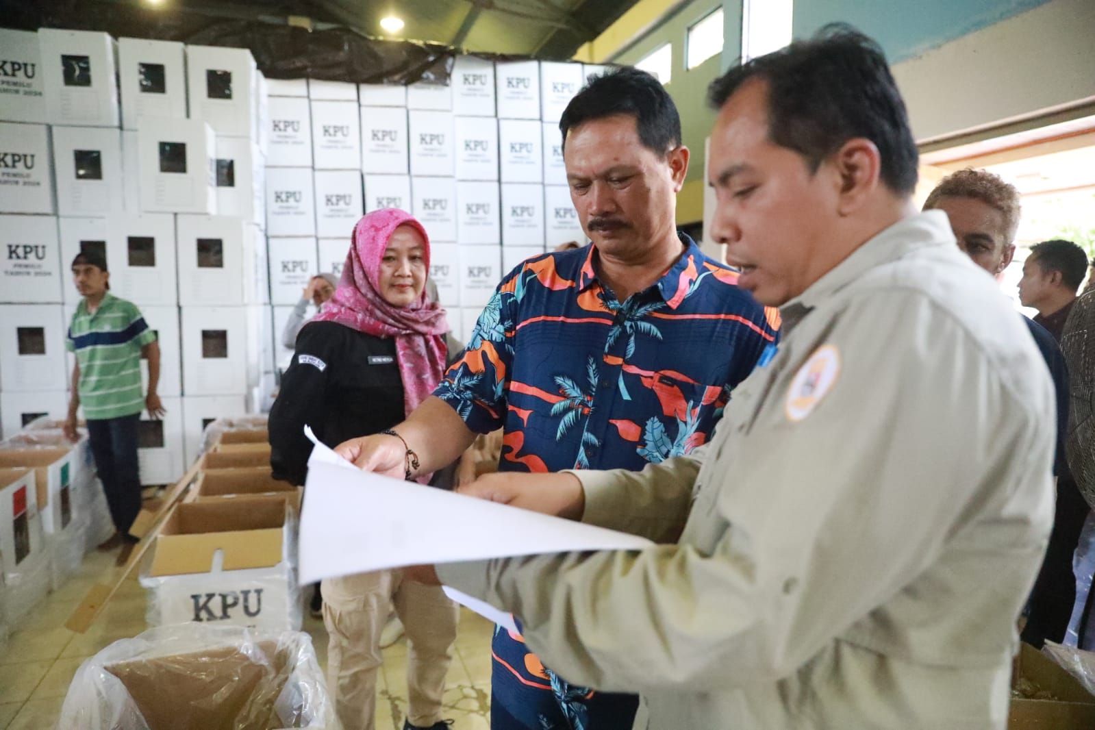 Foto 6 dari 8: Gelar Bimtek KPPS Hingga Cek Gudang Logistik Pemilu, Wali Kota Apresiasi Kinerja KPU