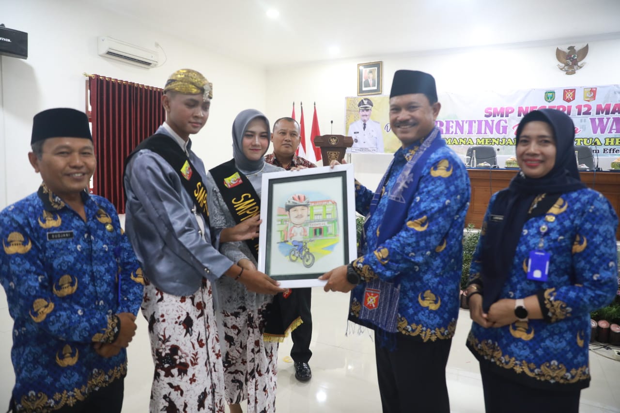 Foto 2 dari 12: Giat Parenting Bersama Wali Murid SMPN 12, Wali Kota Ingatkan Peran Orang Tua Menciptakan Generasi Emas 2045
