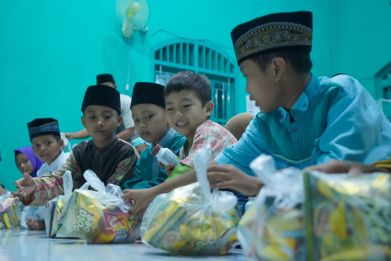 Foto 8 dari 9: Salat Isya di Musala Al Muhajirin 1, Jamaah Doakan Wali Kota di Akhir Acara