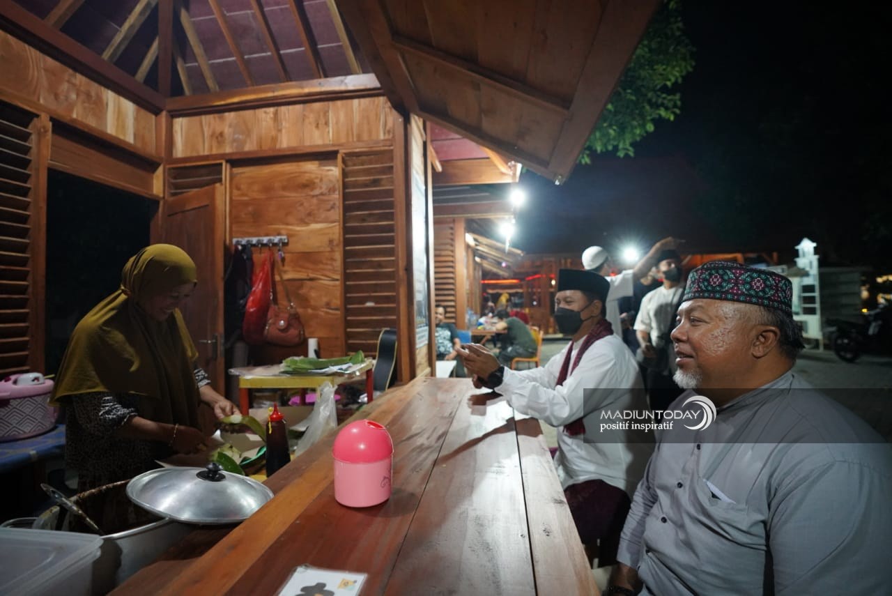 Foto 5 dari 8: 30 Tahun Berjualan, Sate Mbak Rum Makin Ramai Setelah Pindah di Lapak Kelurahan