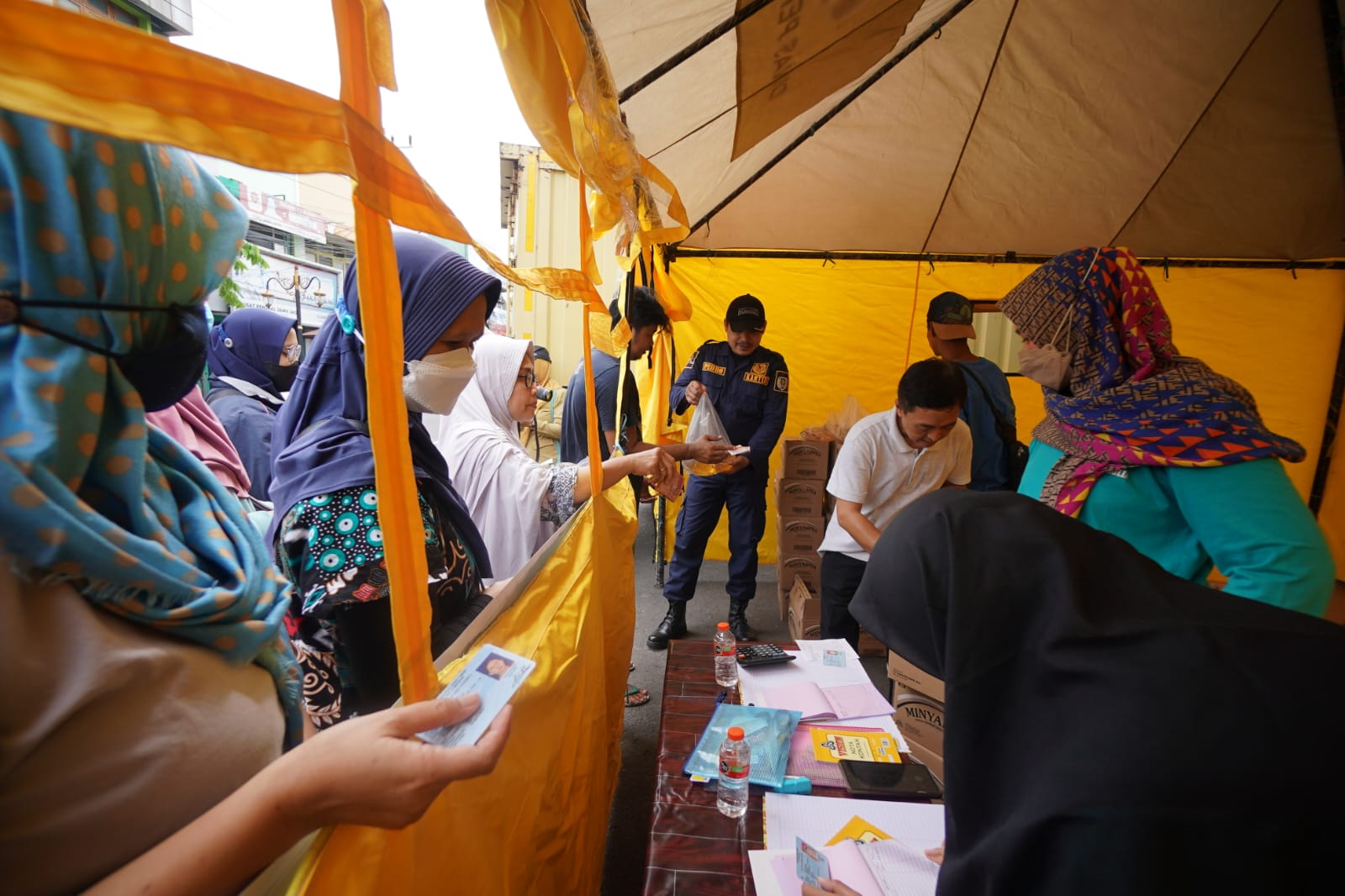 Foto 7 dari 10: Dinas Perdagangan Gandeng PPI Gelar Operasi Minyak Goreng Murah