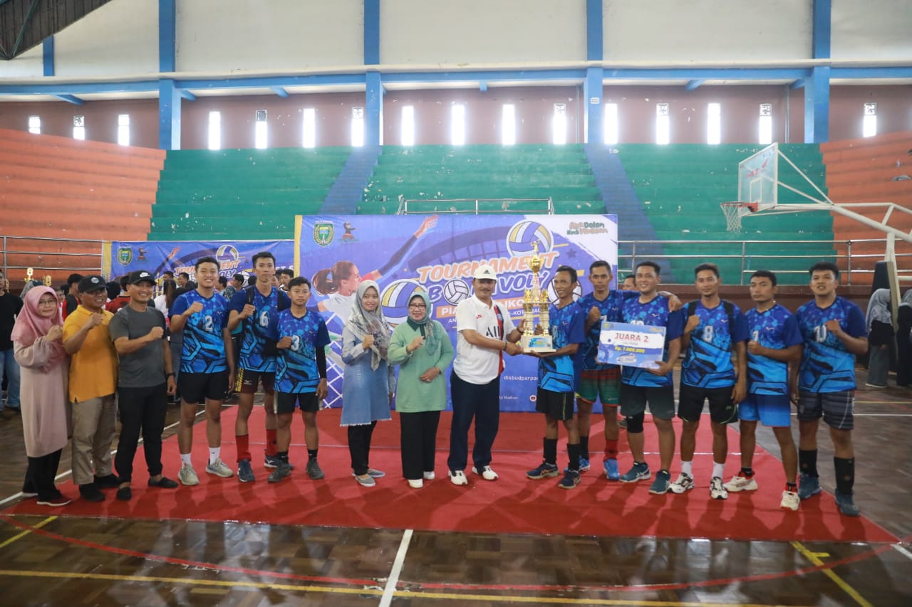 Foto 9 dari 13: Tutup Turnamen Bola Voli Antar Kelurahan, Wali Kota Bari Apresiasi Kepada Para Pemenang