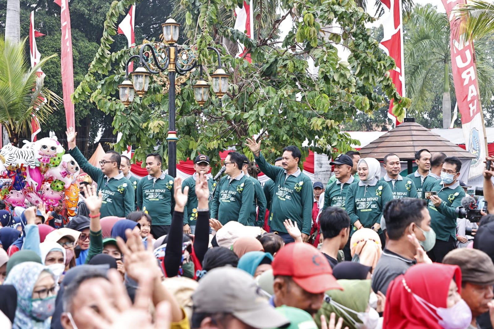 Foto utama berita: Hadiri Jalan Sehat Gubernur Jatim, Wali Kota Apresiasi Antusiasme Warga