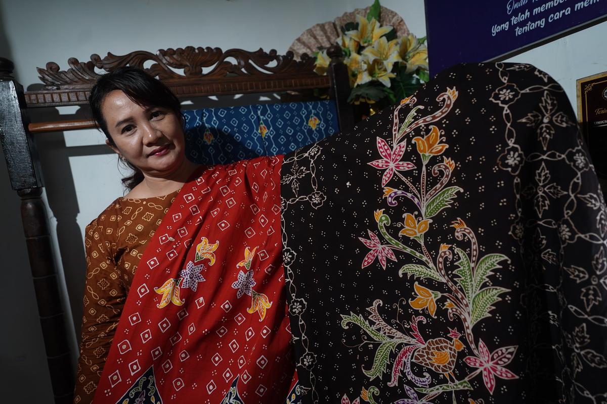 Foto 3 dari 5: Bercerita Kekhasan Kota Lewat Dua Motif Mempesona, Veronika Sukses Kenalkan Batik Hingga Mendunia