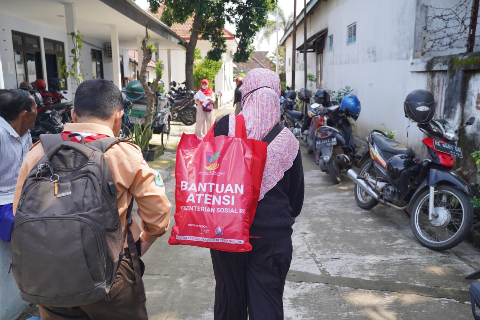 Foto 6 dari 7: Penyerahan Bantuan Kemensos Berlanjut, Hari Ini 345 PPKS Terima Bantuan Sembako