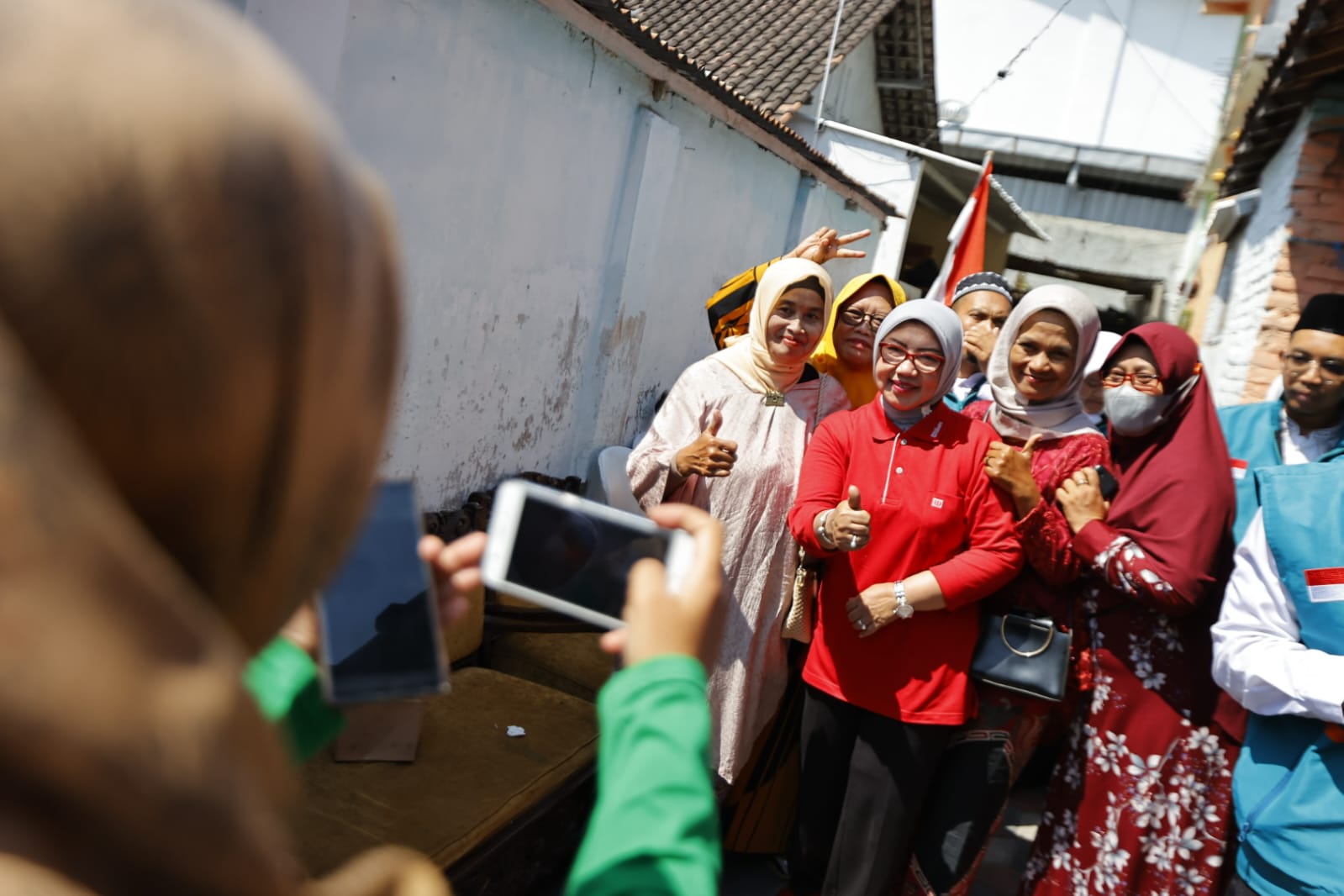Foto 8 dari 9: Potret Haru dan Bahagia Para Penerima Bantuan Kursi Roda dari Wali Kota
