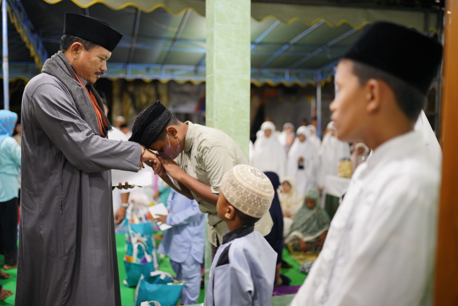 Foto 10 dari 11: Wali Kota Salat Isya di Musala Al Palang, Juga Bersilaturahmi Hingga Salurkan Bantuan