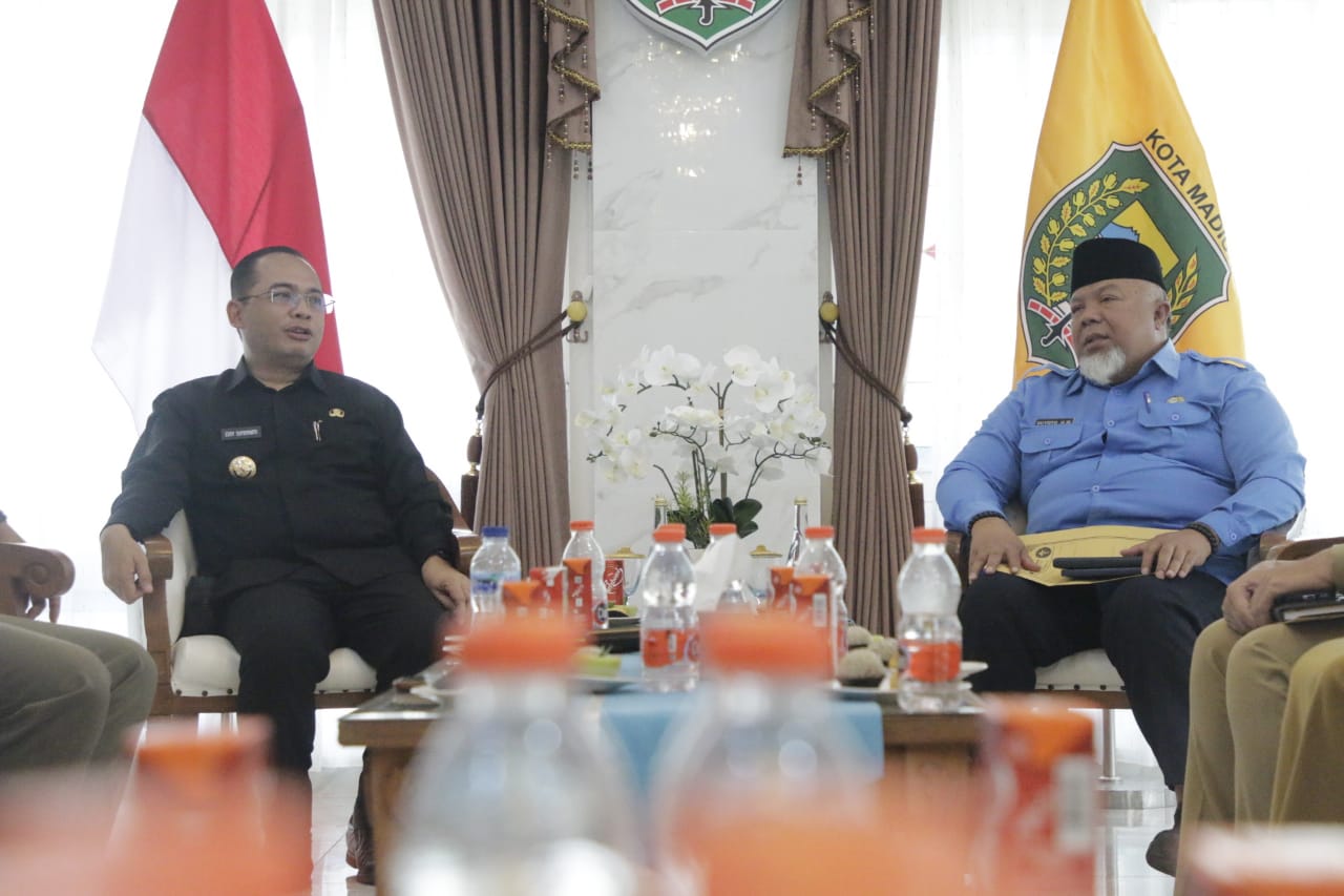 Foto 7 dari 11: Terima Dua Audiensi, Pj Wali Kota Bahas Pelantikan Pengurus Kwarcab Pramuka Hingga Proyek Strategis Pemkot Madiun