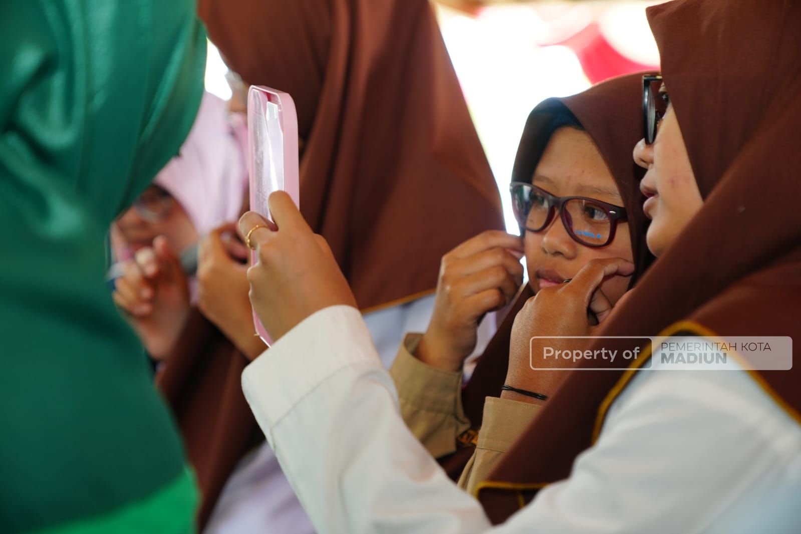 Foto 7 dari 8: Iropin - Lazisnu Bagikan Kacamata Untuk Siswa, Wali Kota : Bantu Wujudkan Generasi Emas 2045