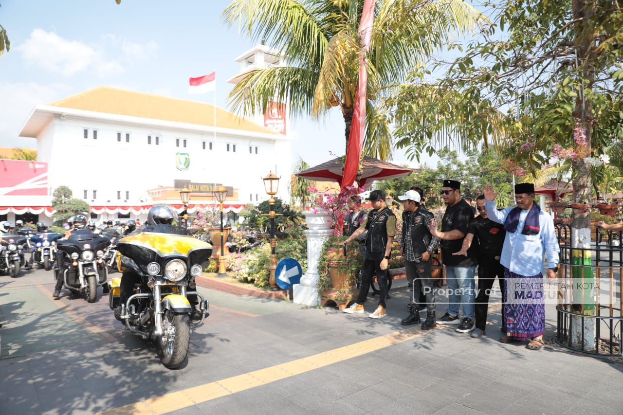 Foto 8 dari 12: Touring Jakarta-Atambua, Komunitas HDCI Mampir Kota Madiun dan Bagi Santunan untuk Veteran