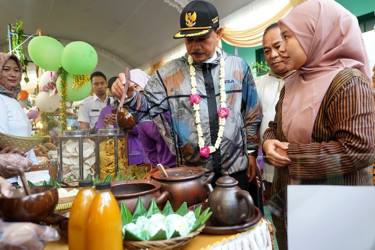 Foto 8 dari 9: Hadiri Peringatan HUT ke-17 SDN 01 Kartoharjo, Wali Kota: Saya Beri Hadiah Spesial