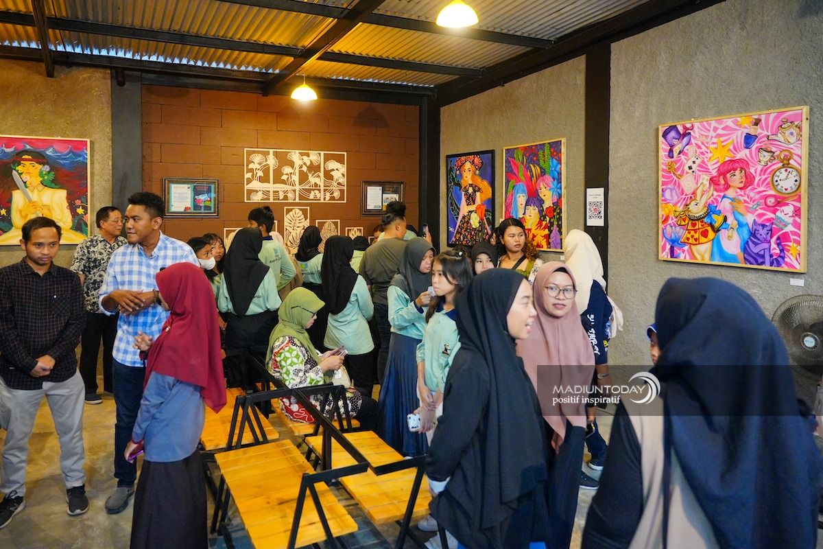 Foto 8 dari 8: Gelar Pameran Tunggal Seni Lukis, Joyce Zerlina Ingin Tularkan Semangat Positif Bagi Generasi Muda