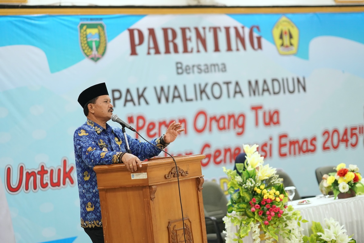 Foto 2 dari 9: Beri Arahan Parenting ke Wali Murid SDN 03 Madiun Lor, Wali Kota: Investasi untuk Pendidikan Jangan Dinilai dengan Uang
