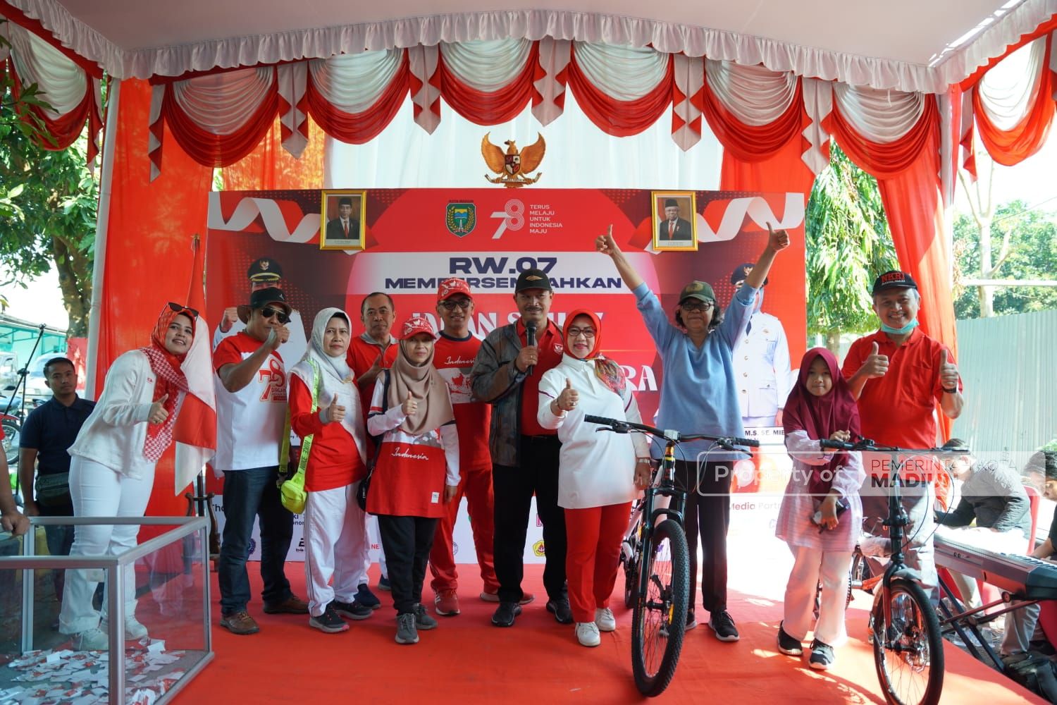 Foto 2 dari 9: Hadiri Giat Warga RW 07 Perumahan Taman Asri, Wali Kota Apresiasi Kekompakan dan Kerukunan Warga