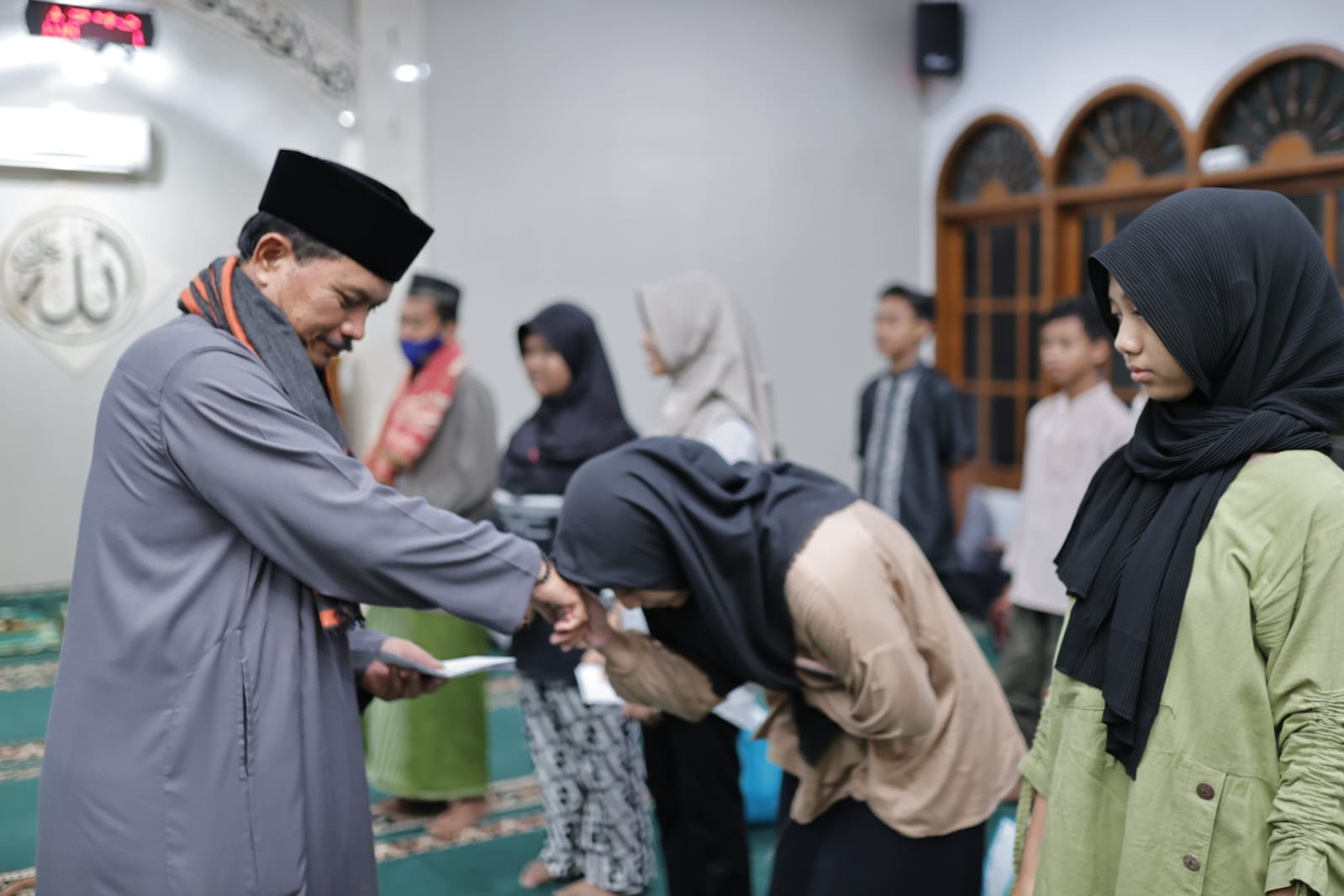 Foto 6 dari 7: Gelar Safari Ramadan di Masjid Jabal Rohmah, Wali Kota Harap Warga Ikut Serta Jaga Kondusifitas Kota
