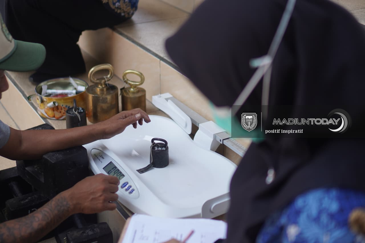 Foto 7 dari 19: Dari Posyandu hingga Pedagang, Layanan Tera Ulang Hadir di Kelurahan Pastikan Timbangan Akurat