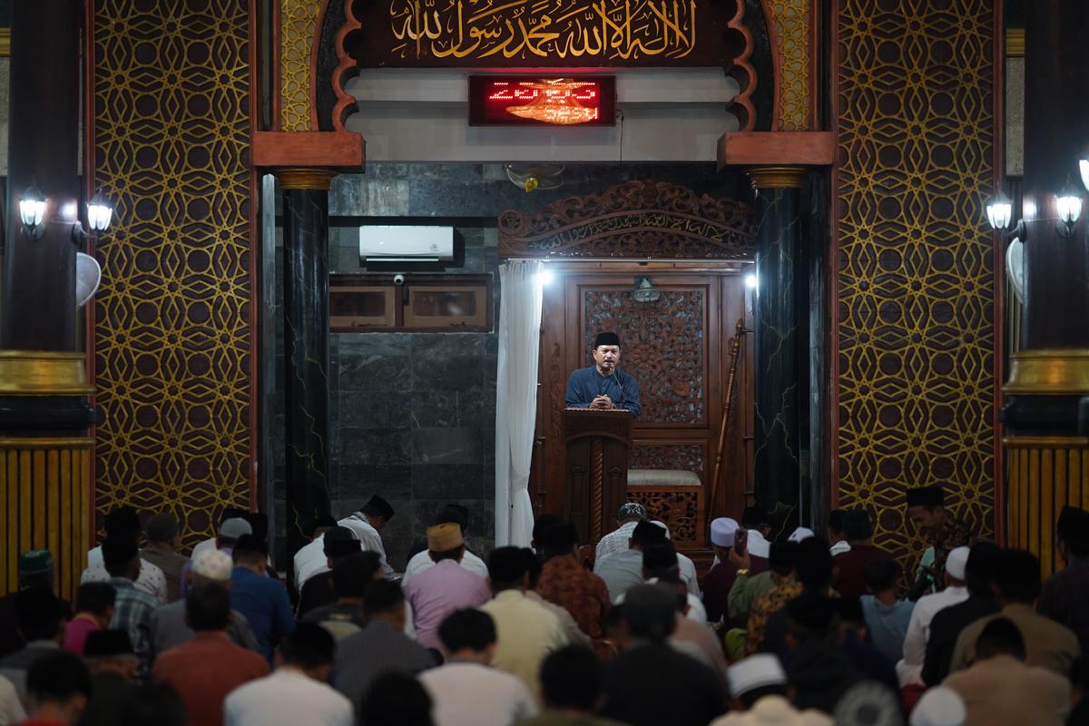 Foto 2 dari 9: Salat Isya dan Tarawih di Masjid Agung Baitul Hakim, Wali Kota: Jadikan Ramadan Sebagai Momentum Tingkatkan Ibadah