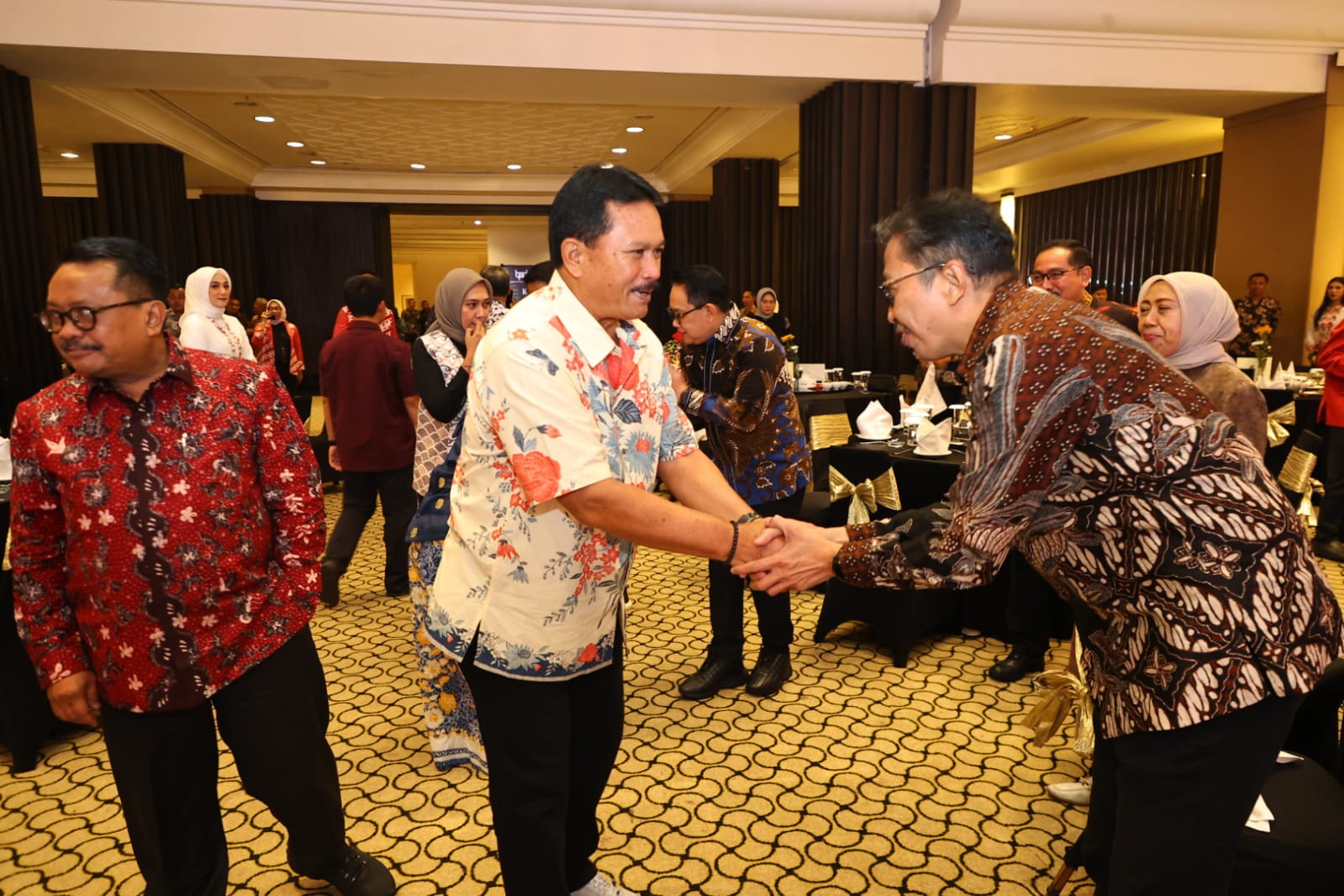 Foto 7 dari 9: Bersama Wagub Emil Dardak, Wali Kota Madiun Hadiri Gala Dinner RUPS Bank Jatim