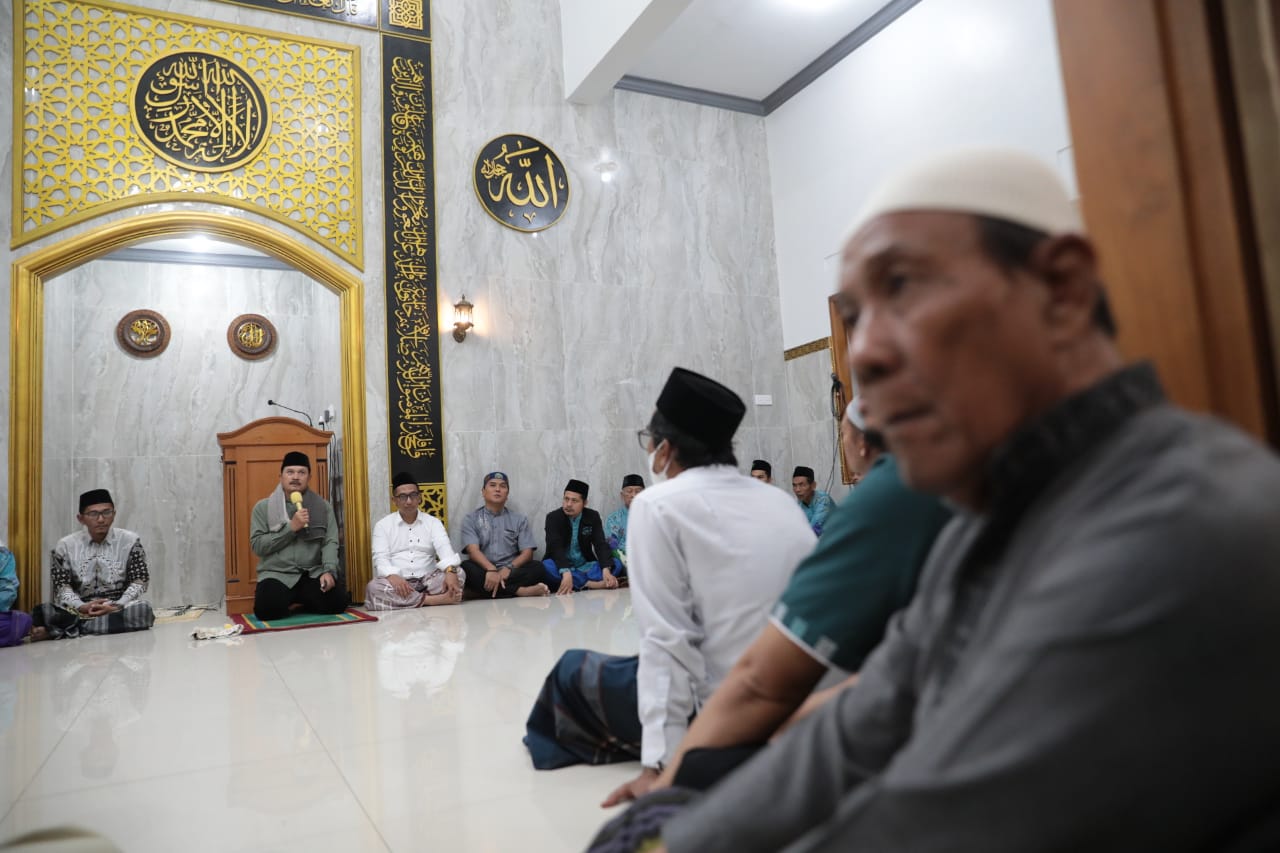Foto 2 dari 11: Salat Isya di Masjid Al-A’raaf Janursari Kelurahan Manisrejo, Wali Kota Salurkan Bantuan Sekaligus Sampaikan Progres Pembangunan