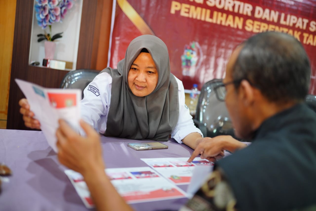 Foto 2 dari 7: Sortir Lipat Hitung Surat Suara Dimulai, KPU Kota Madiun Libatkan 40 Orang Perwakilan Masyarakat