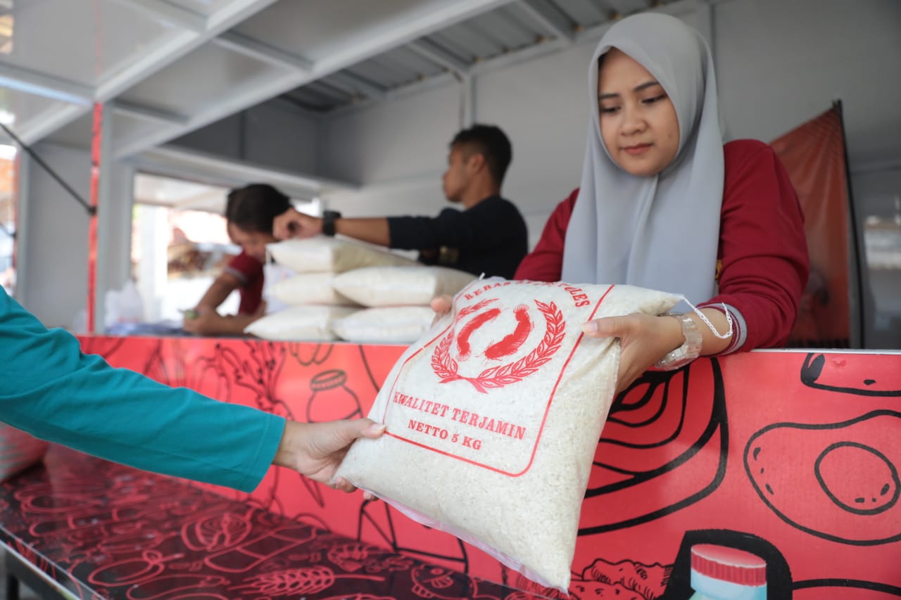 Foto utama berita: Senang Ada Beras Subsidi Di Wartek Merpati, Warga Harap Program Terus Berlanjut