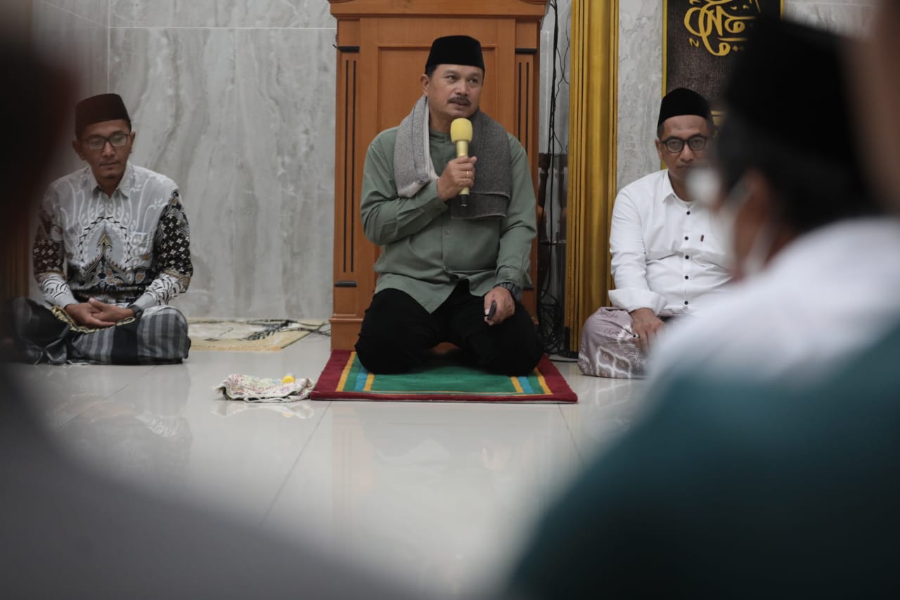 Foto 10 dari 11: Salat Isya di Masjid Al-A’raaf Janursari Kelurahan Manisrejo, Wali Kota Salurkan Bantuan Sekaligus Sampaikan Progres Pembangunan