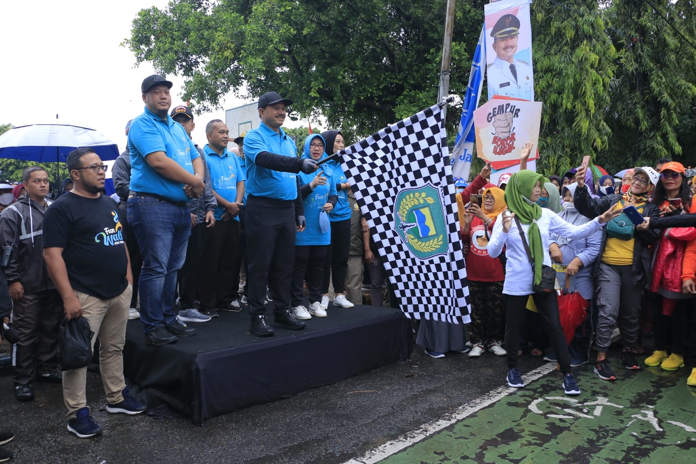 Foto 1 dari 10: Berangkatkan Peserta Fun Walk, Wali Kota Apresiasi Semangat Peserta