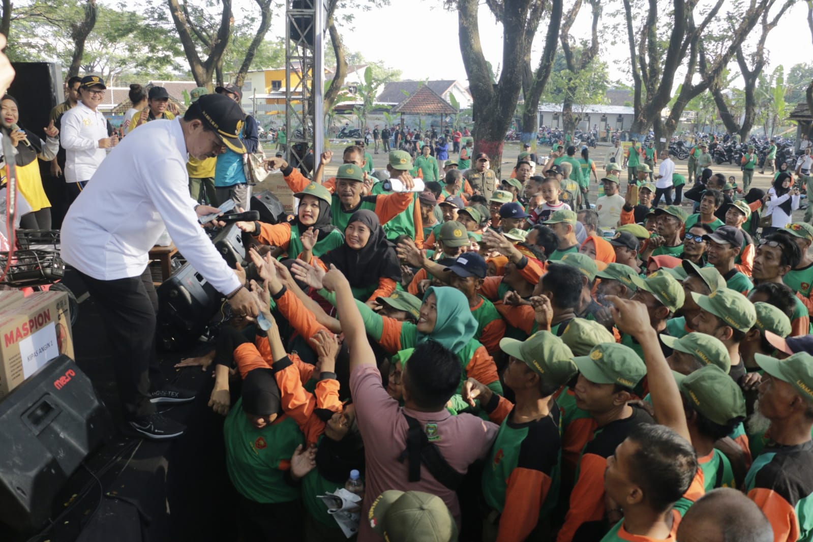 Foto 10 dari 11: Gelar Senam Bersama Satlinmas, Wali Kota : Satlinmas Harus Sehat