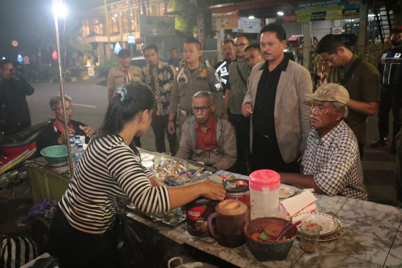 Tak Hanya Beri Hiburan, Wali Kota Juga Salurkan Bantuan dan Borong Jajan untuk Dibagikan Saat Pagelaran Wayang