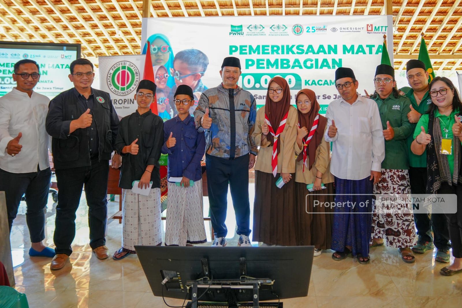 Foto 8 dari 8: Iropin - Lazisnu Bagikan Kacamata Untuk Siswa, Wali Kota : Bantu Wujudkan Generasi Emas 2045